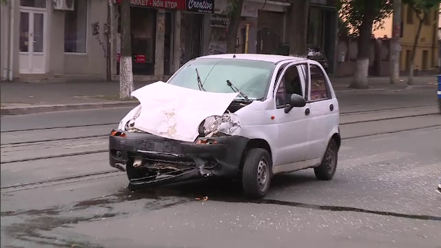 Accident in Capitala, dupa ce un tanar ar fi "fortat" culoarea galbena a semaforului. Ce s-a intamplat cu soferul lovit