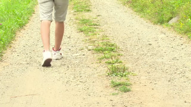 O femeie de 70 de ani a fost violata de stranepotul ei , in varsta de 20 de ani. De frica, vecinele s-au baricadat in case