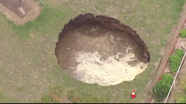 "Vecine, am sa-ti dau o veste buna! De astazi ai piscina in curte!". Ce a aparut peste noapte in curtea unui australian