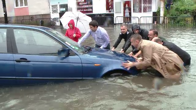 A plouat in cateva ore cat pentru o luna, in Timisoara. Apa a ajuns si pana la un metru, iar soferii si-au abandonat masinile