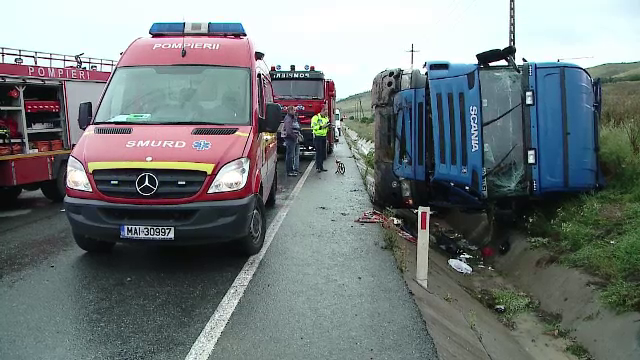 Cinci copii raniti dupa ce camionul in care se aflau s-a rasturnat, langa Cluj. Soferul ii luase in cabina, la o plimbare