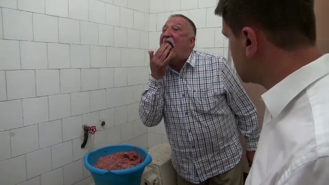 Carne expirata si apa infestata, descoperite in Poiana Brasov. Reactia unui patron: "Daca eu nu crap, nu crapa nimeni"