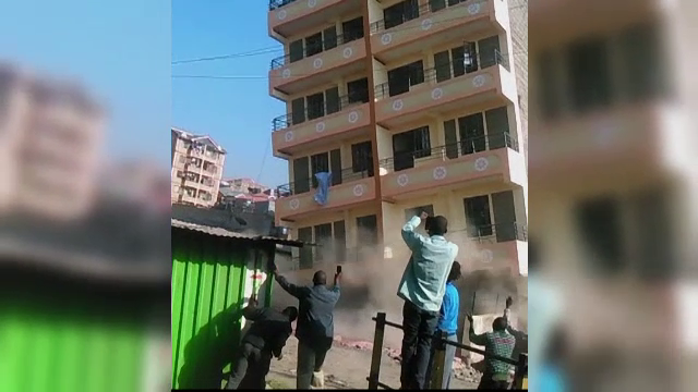 Un bloc de 5 etaje s-a prabusit in cateva secunde, in orasul Nairobi. Locatarii au fost evacuati la timp.FOTO