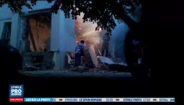 Doi batrani, sot si sotie, au murit in explozia din Iasi. Locatarii au ramas noaptea langa bloc, pentru a-si pazi bunurile