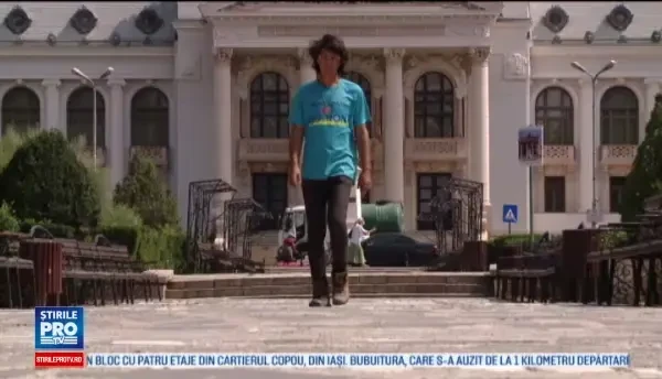Ce a descoperit tanarul care a inceput turul Romaniei pe jos, cu 2000 de lei in buzunar: