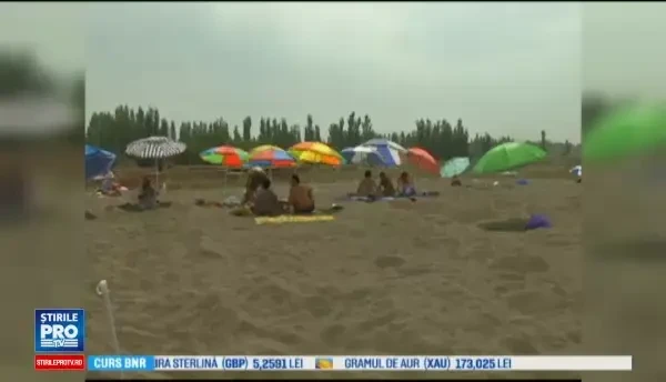 Motivul pentru care zeci de oameni se ingroapa in nisipul de pe plaja. Beneficiile surprinzatoare ale acestei terapii