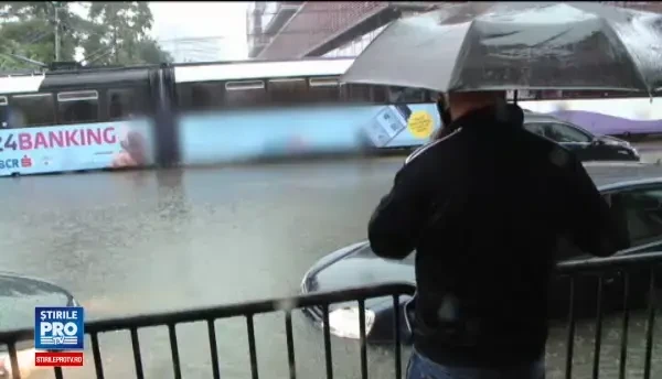 A plouat in cateva ore cat pentru o luna, in Timisoara. Apa a ajuns si pana la un metru, iar soferii si-au abandonat masinile