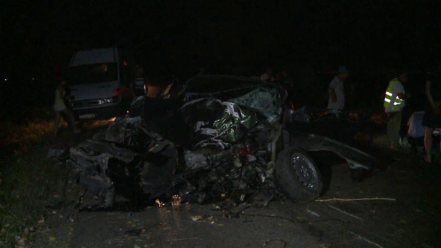 Impact devastator pe o sosea din Buzau. 2 morti si 3 raniti, dupa ce masina in care se aflau s-a infipt in copaci