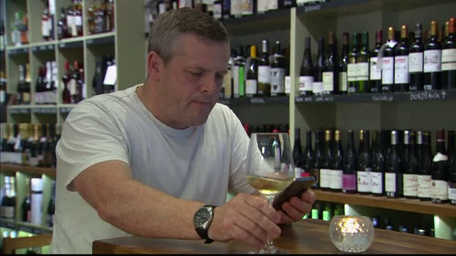 Solutia stralucita, dar la limita legii gasita de un proprietar de bar pentru a le interzice clientilor sa foloseasca mobilul