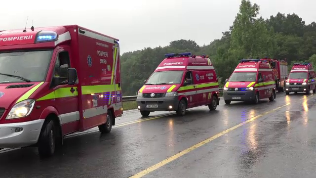 O duba cu 7 muncitori a cazut intr-o rapa de 10 metri, langa Sighisoara. Norocul incredibil al celor aflat in autoturism