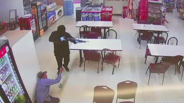 Au intrat in magazin inarmati, insa au plecat doar cu portofelul unui client. Esec total pentru trei hoti din Houston. VIDEO