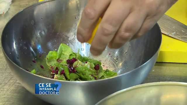 Greseala periculoasa pe care aproape toata lumea o face. De ce nu trebuie acoperite cu folie alimentele tinute in frigider