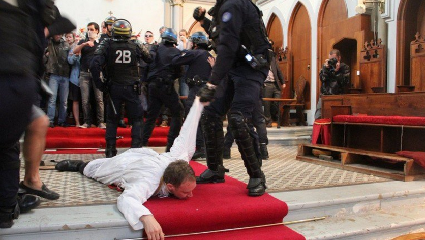 Un nou scandal cu tenta religioasa, in Franta. Momentul in care un preot este tarat de politisti afara din biserica: VIDEO