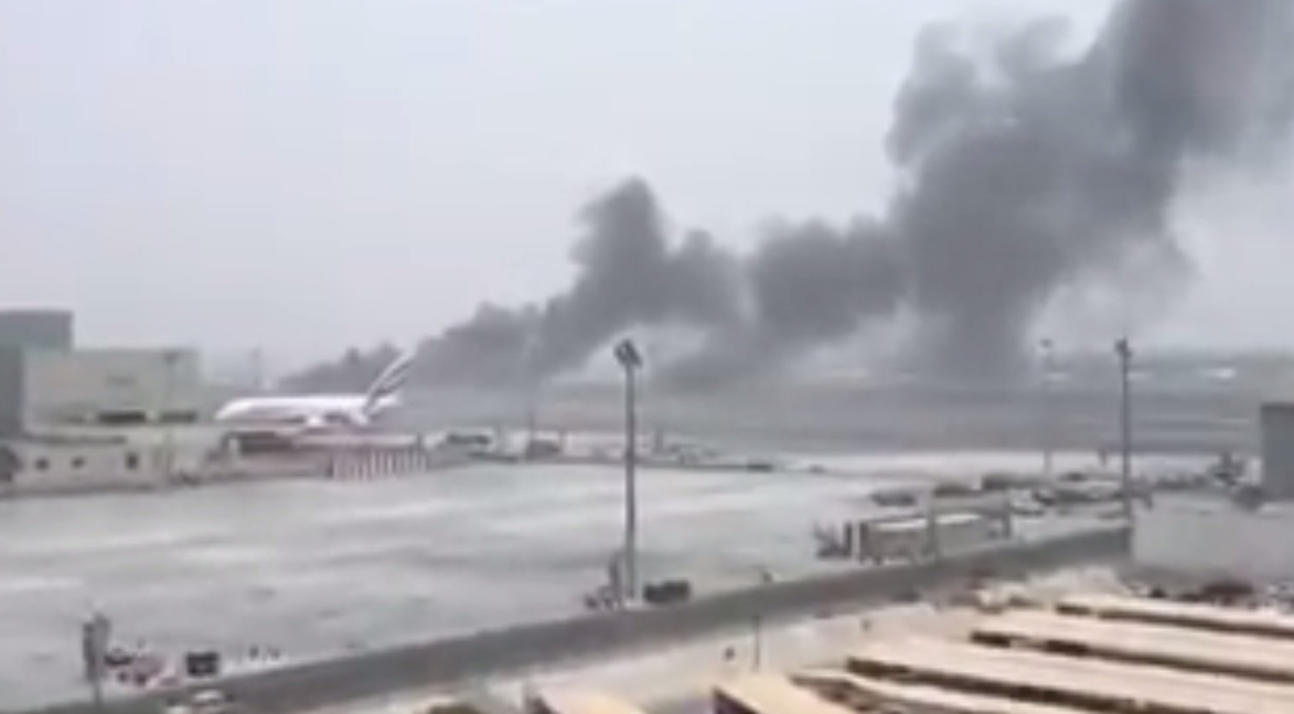 Un avion Emirates cu 300 de oameni la bord s-a prabusit pe aeroportul din Dubai. Imagini din interiorul aeronavei. VIDEO