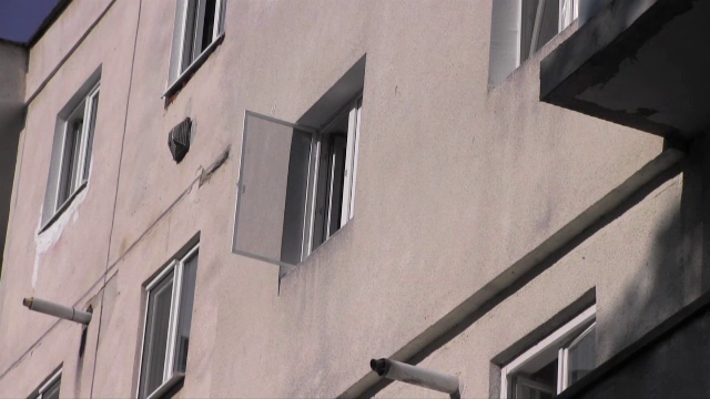 Un copil de 3 ani a supraviețuit după ce a căzut de la etajul trei al unui bloc din Galați. Ce s-a întâmplat