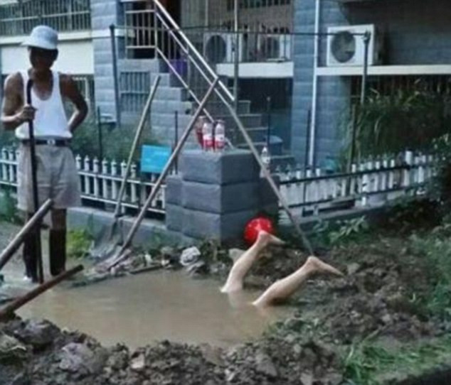 Instalatorul devenit vedeta dupa ce s-a scufundat complet intr-o groapa inundata. Cum l-au poreclit internautii. FOTO