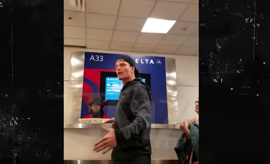 Rapperul Vanilla Ice, filmat in timpul unei iesiri nervoase pe aeroportul din Atlanta. Ce l-a infuriat. VIDEO