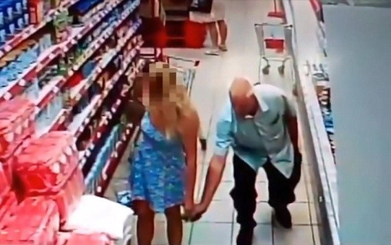 Barbat surprins in timp ce facea poze pe sub rochiile femeilor, intr-un supermarket. Ce a facut un agent de la securitate
