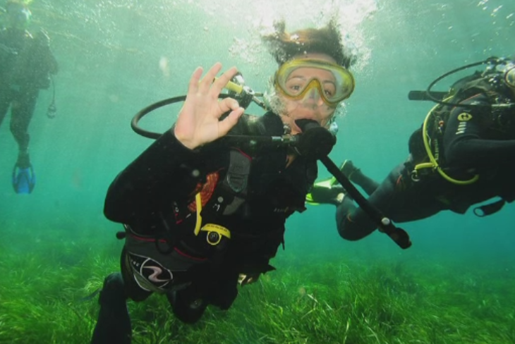 Tot mai multi turisti urmeaza cursurile de scufundare. Cat costa sa vezi calutii de mare de la Vama Veche