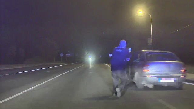 Politistii slovaci au tras 19 focuri de arma pentru a opri o masina suspecta. Pe cine au scos dinauntru dupa o cursa nebuna