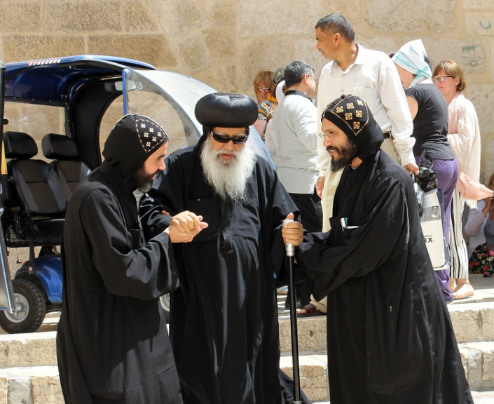 O crestina din Egipt, dezbracata, batuta si umilita pe strazi de 300 de musulmani. Fapta "interzisa" de care au acuzat-o