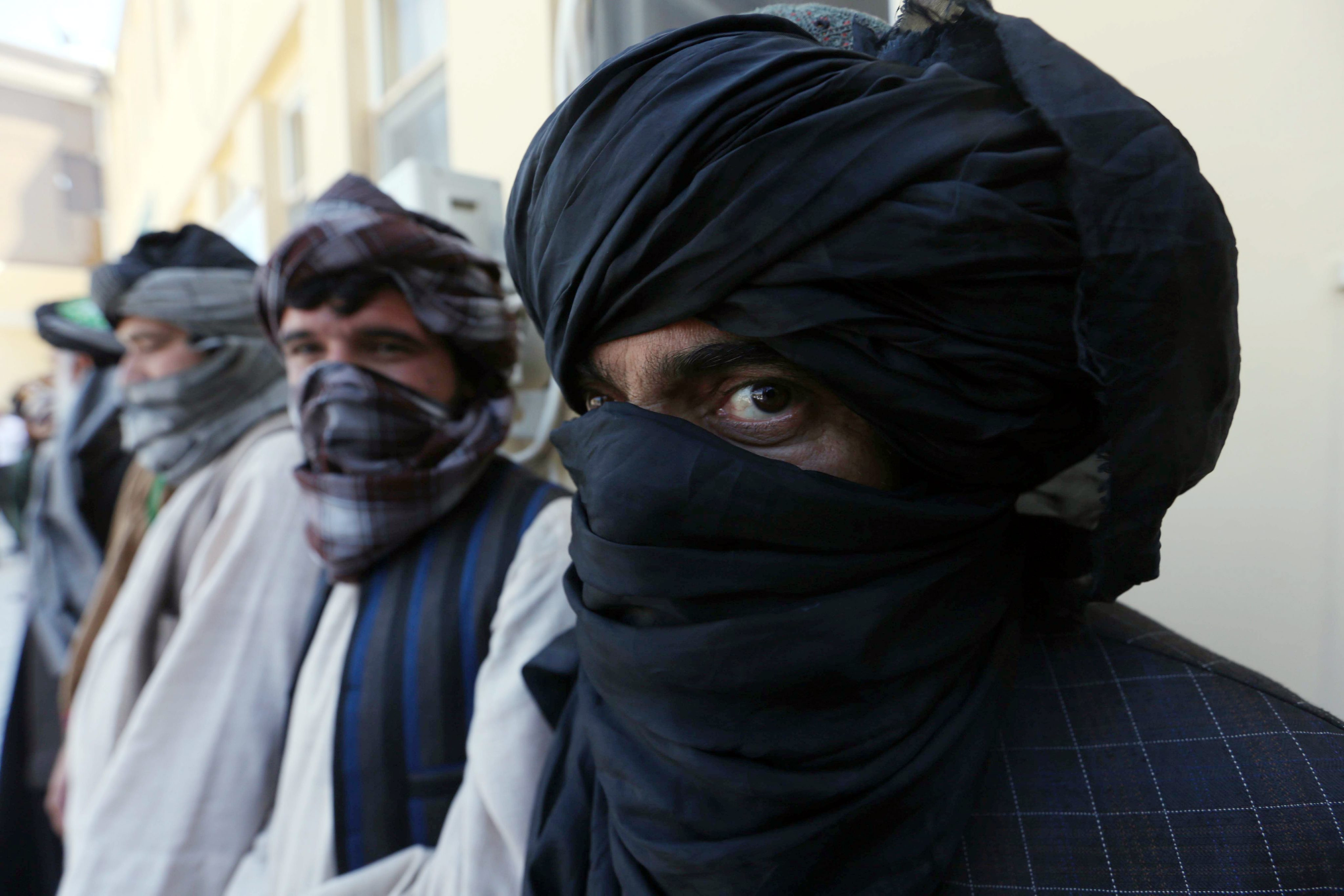 10 turisti straini, ucisi intr-un atentat in Afganistan. Barbati inarmati au atacat doua microbuze, pe o sosea