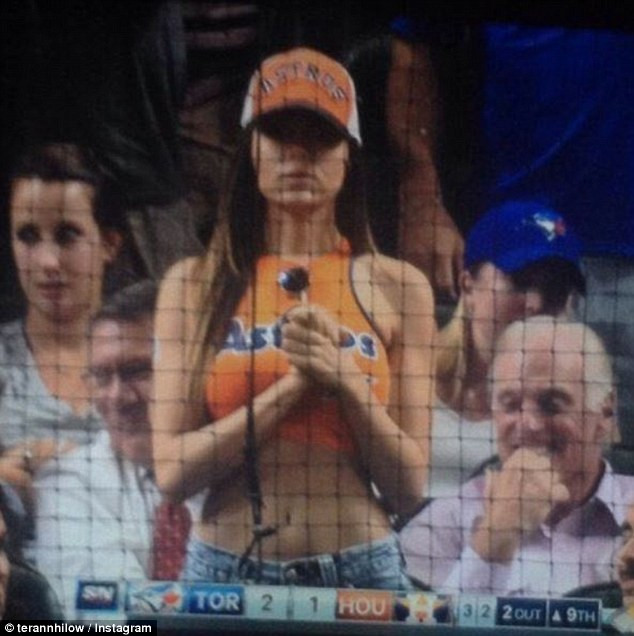 Un model american a atras privirile barbatilor la un meci de baseball. Cum a fost imbracata tanara