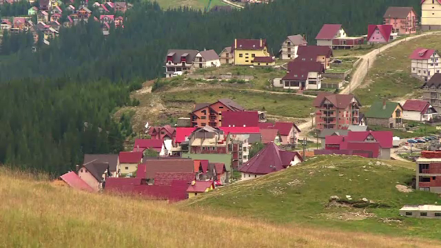 Peisaj dezolant in Ranca, statiunea fara drumuri si cosuri de gunoi: "Ne pare rau ca am investit aici". Ce spun autoritatile