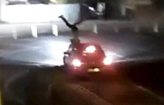 Tentativa de omor intr-o parcare. Un barbat a fost luat pe capota de o masina. VIDEO