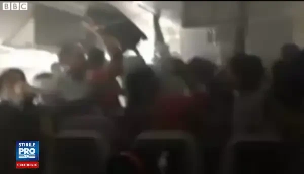 Lasati bagajele si sariti!. Cum au fost evacuati in 45 de secunde cei 282 de pasageri ai avionului care a luat foc pe pista