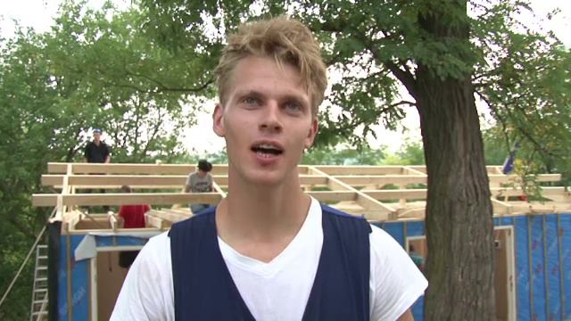 Voluntarii olandezi au venit la Bacau sa ridice un dispensar si sa-i invete pe romani ce inseamna munca: "La noi e mai curat"