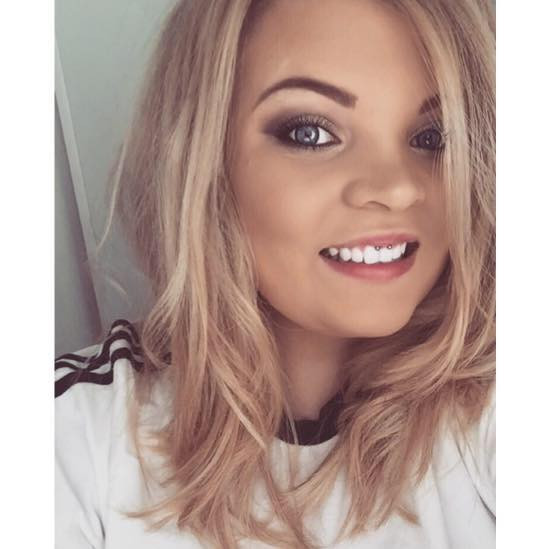 Si-a facut un selfie si a primit zeci de like-uri, pana cand bunica ei a comentat si a facut-o de ras. Ce i-a scris femeia