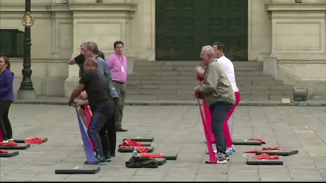 La 77 de ani presedintele peruan a aratat ca este inca in forma. Demonstratia sportiva facuta in fata palatului din Lima