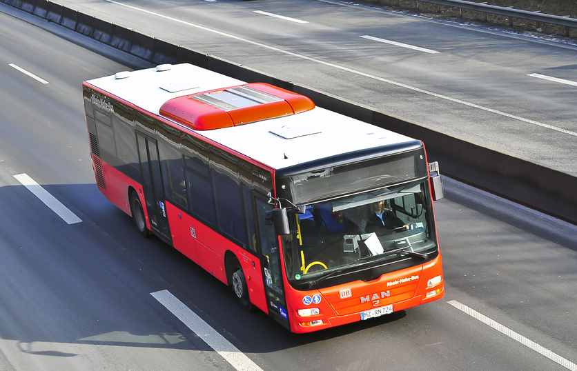 Politia din Germania a oprit un autobuz care mergea periculos pe sosea. Socul pasagerilor cand au vazut cine se afla la volan