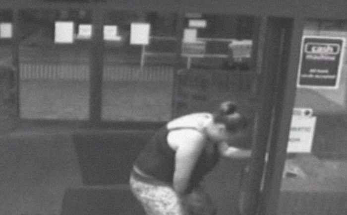 Momentul in care o gravida naste in holul spitalului, in timp ce sotul ei cauta un loc de parcare. VIDEO