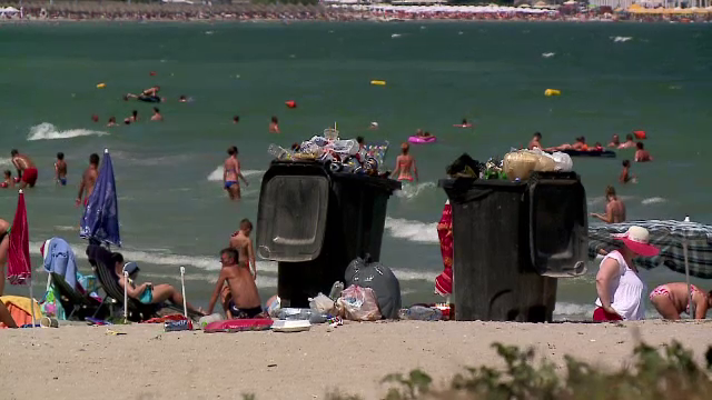 Litoralul, o scrumiera uriasa si depozit de deseuri. Turistii isi recunosc vina: Daca au aruncat altii, aruncam si noi