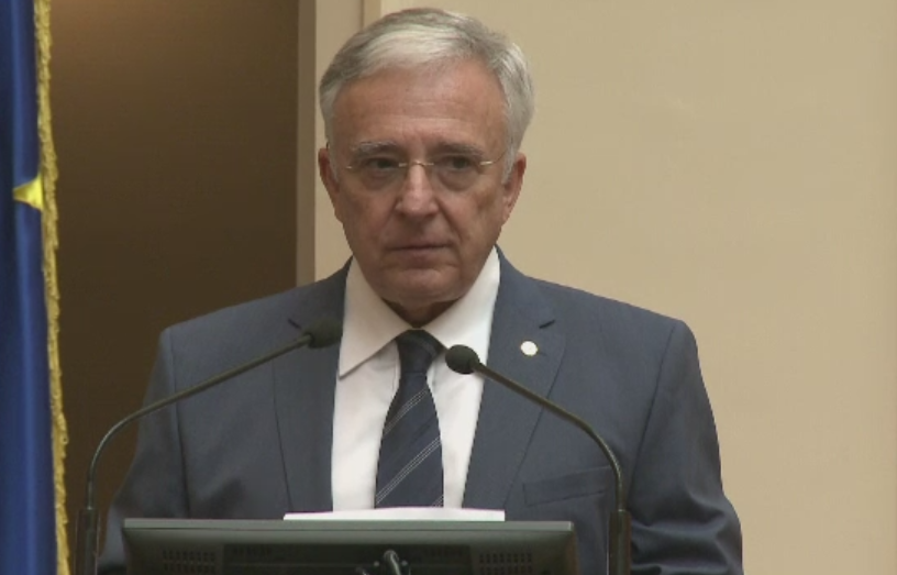 Isarescu, contrazis dupa ce si-a facut public salariul. Cat spune economistul Lucian Isar ca ar castiga guvernatorul BNR