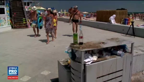 Litoralul, o scrumiera uriasa si depozit de deseuri. Turistii isi recunosc vina: Daca au aruncat altii, aruncam si noi