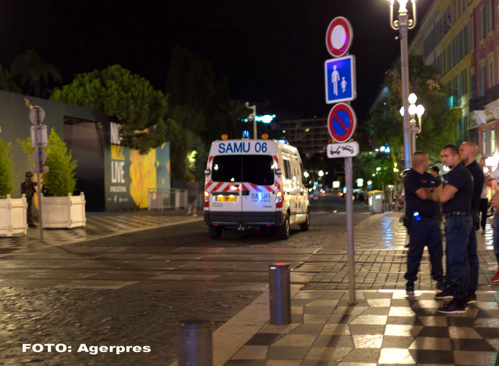 Balcon prăbuşit în timpul unui marş în memoria victimelor surpării unor imobile vechi. Sunt mai mulți răniți