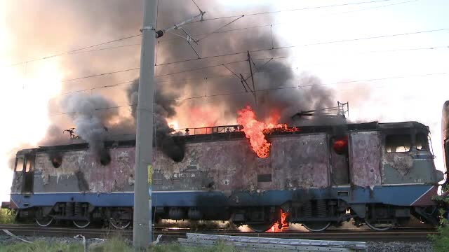 Clipe de panica pentru calatorii unui tren. Locomotiva a luat foc, iar 60 de calatori au fost evacuati