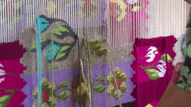 Covoarele oltenesti, alta data exportate in toata lumea, sunt acum din ce in ce mai rare. Un singur mester a ramas in Gorj