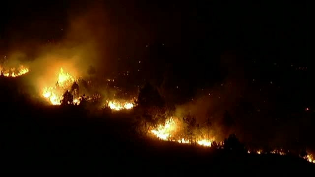 Locuitorii insulelor Canare se confrunta cu un incendiu de vegetatie urias. De la ce a pornit dezastrul