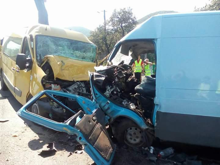 Plan rosu de interventie in Hunedoara. 20 de persoane au fost ranite, dupa ce doua autovehicule s-au ciocnit. FOTO si VIDEO