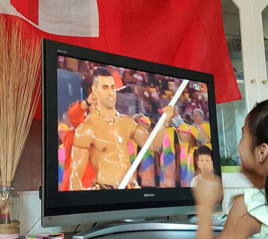 Purtatorul de drapel al statului Tonga face senzatie pe internet, dupa aparitia sa la ceremonia de deschidere a JO 2016