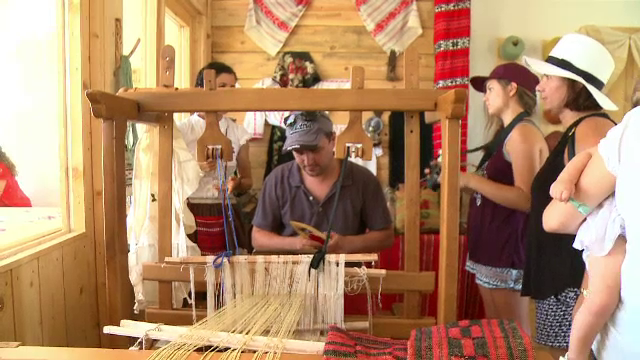 Mestesuguri uitate, readuse la viata, la Comana. Vizitatorii sunt invatati sa tese la razboi si sa impleteasca papura