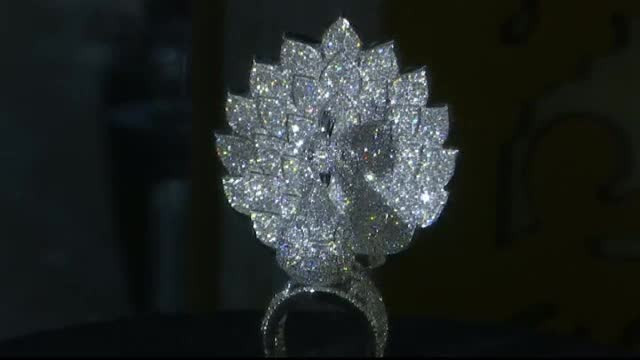 Cum arata inelul impodobit cu 3827 de diamante, creat in 3 ani de zile. Bijuteria indiana costa aproape 3 milioane de dolari