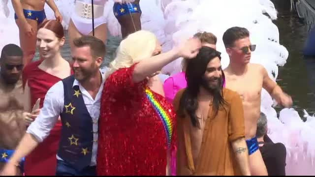 80 de barci pline cu gay au defilat prin Amsterdam. Intr-una din ambarcatiuni s-a aflat si Conchita Wurst