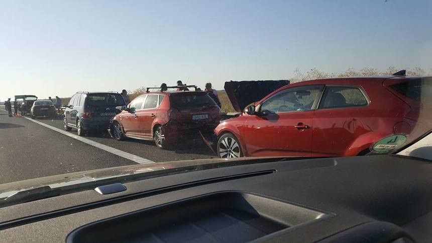 Autoutilitara in flacari pe Autostrada Soarelui. Traficul a fost oprit pentru cateva minute