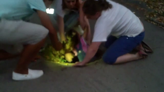 Fetita de 2 ani cazuta intr-o gura de canal de langa Parlamentul R. Moldova. Groapa, "semnalizata" cu crengi dupa incident