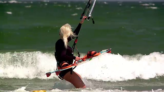 Concurs de kiting in nordul statiunii Mamaia. "A fost plin de oameni! Au stat pe mal, ca la spectacol"
